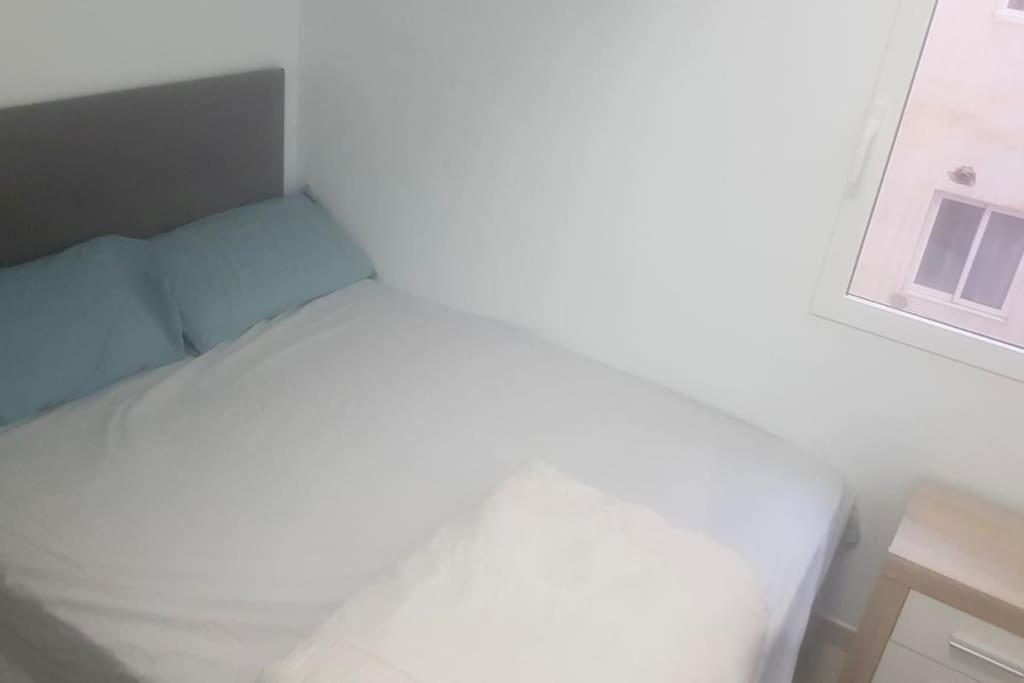 Three Private Bedrooms With Private Bathroom In Spacious In Alicante,shared Kitchen And Living Room,host Lives In The Es Tres Privadas Con Bano Privado,cocina Y Sala De Estar Compartidas,el Anfitrion Vive En El Aparta Apartamento *