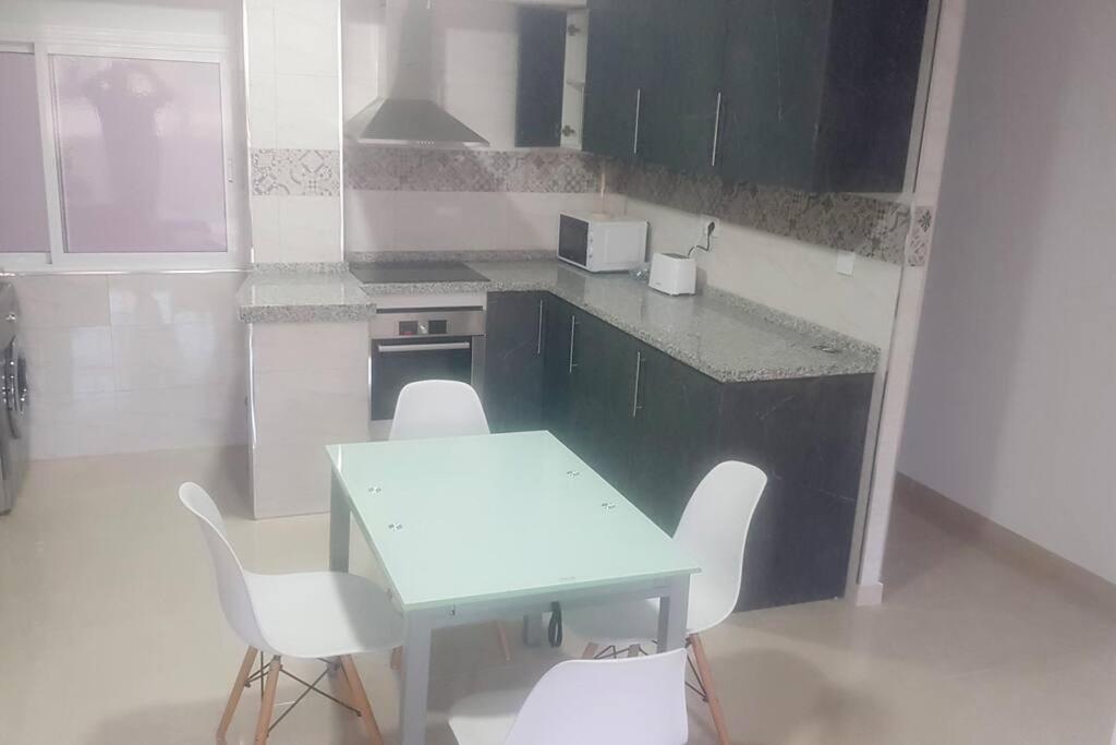 Three Private Bedrooms With Private Bathroom In Spacious In Alicante,shared Kitchen And Living Room,host Lives In The Es Tres Privadas Con Bano Privado,cocina Y Sala De Estar Compartidas,el Anfitrion Vive En El Aparta Apartamento